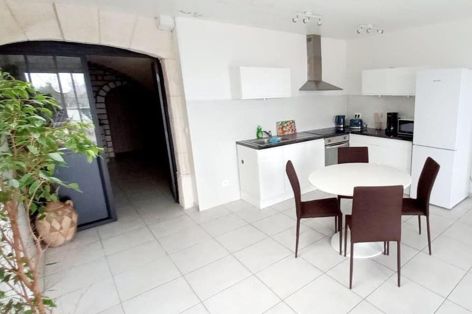 Kitchen or kitchenette, Dining area, stove