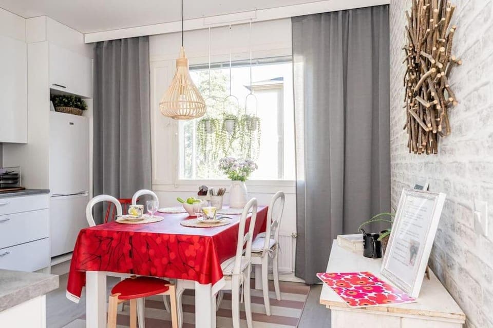 Kitchen or kitchenette, Dining area