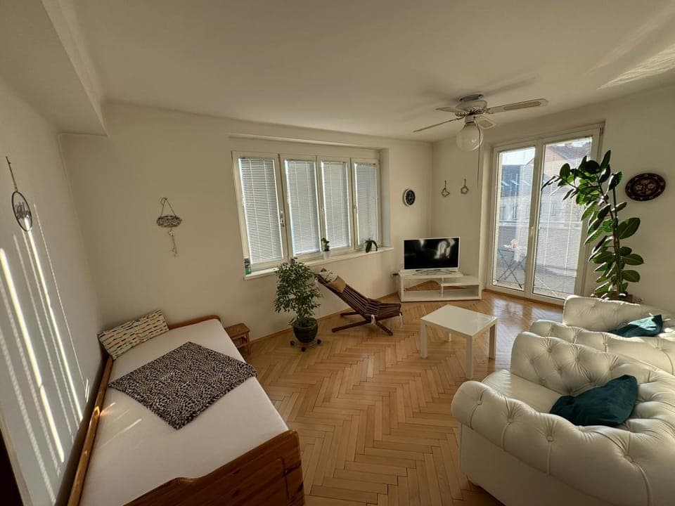 Bed, TV and multimedia, Living room, fireplace