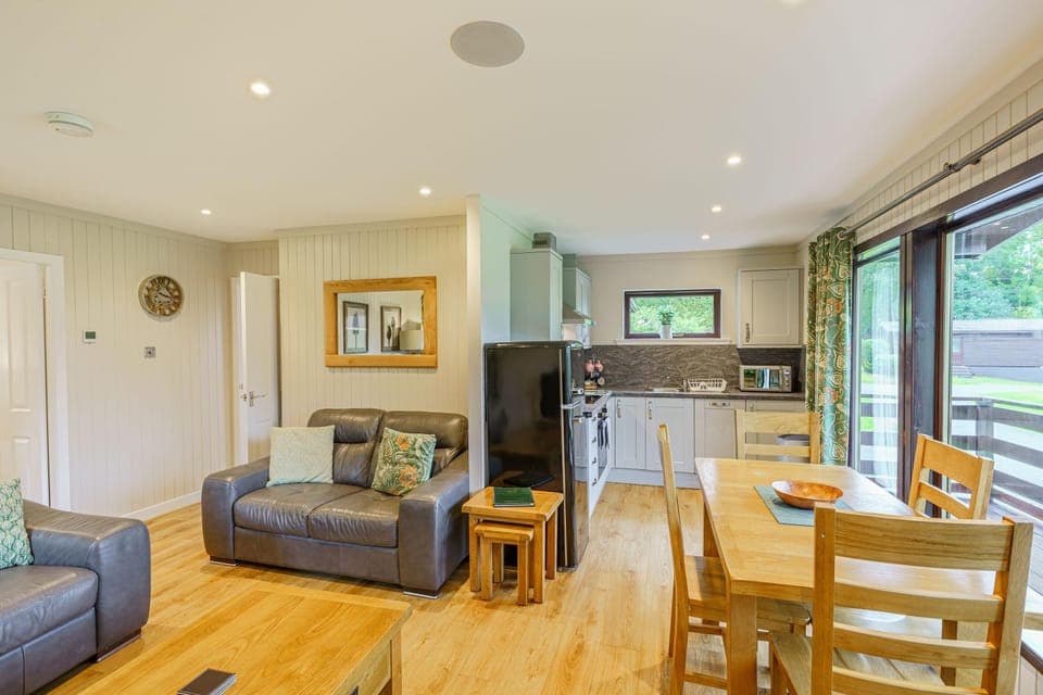 TV and multimedia, Kitchen or kitchenette, Living room, Seating area, Dining area, pet friendly, stove