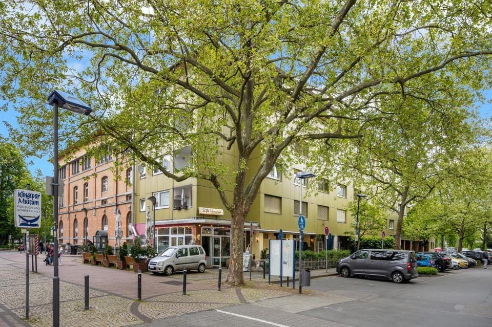 Property building, Restaurant/places to eat, Street view, Area and facilities, Quiet street view