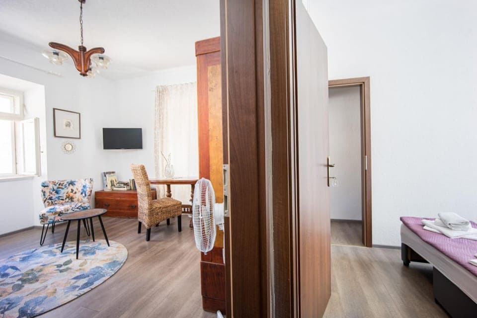 Bed, TV and multimedia, Seating area, Bedroom