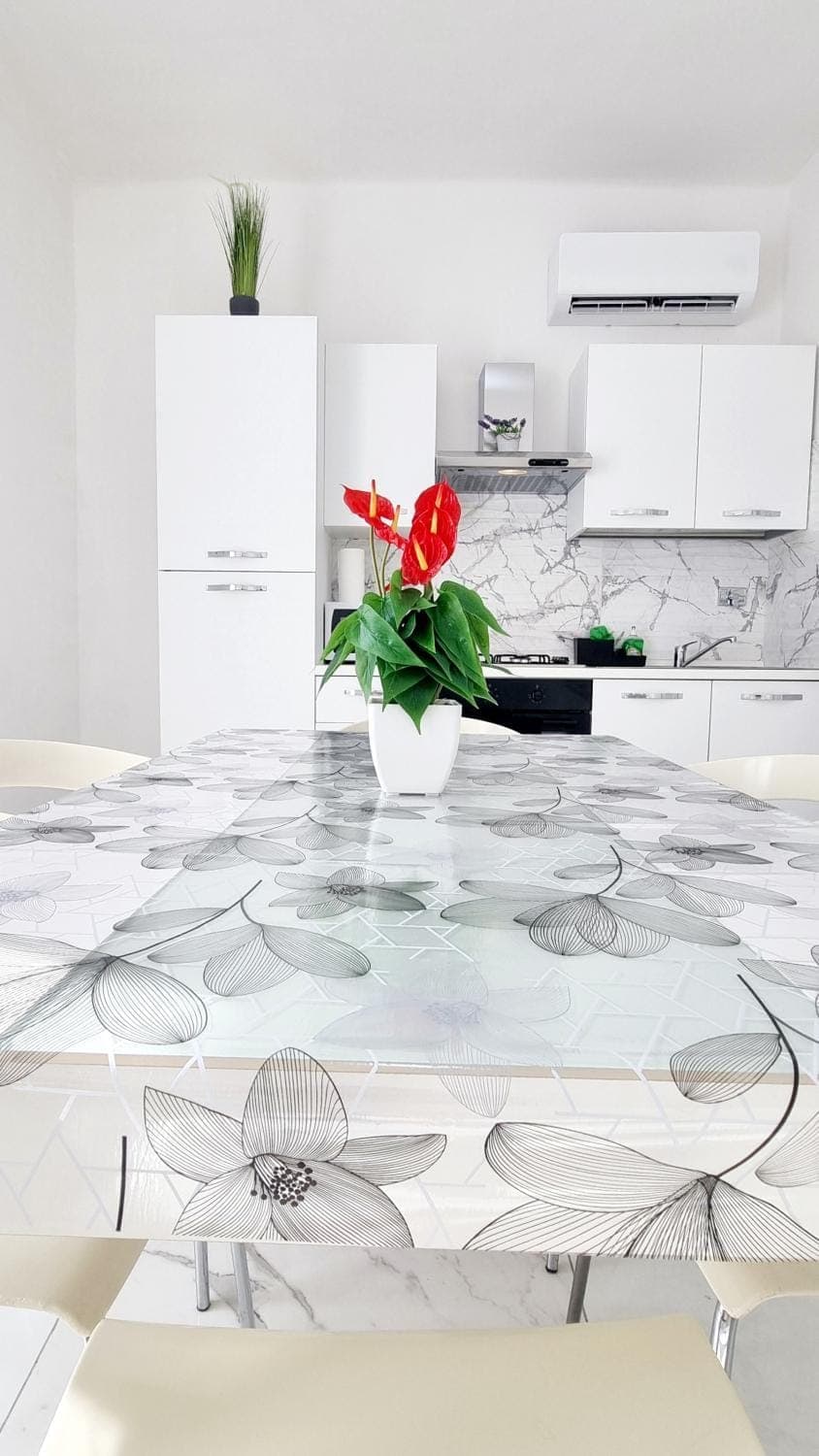 Kitchen or kitchenette, Dining area, minibar, air conditioner