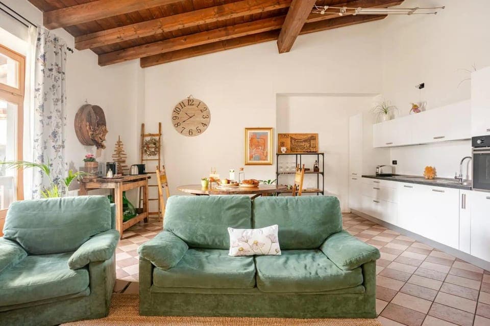 Kitchen or kitchenette, Living room, Seating area, Dining area, stove