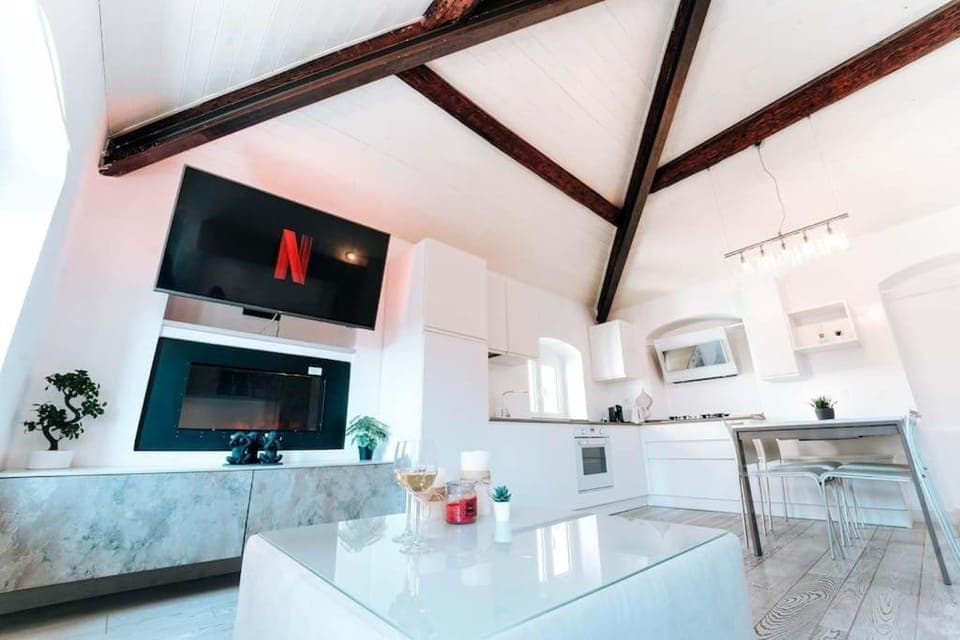 TV and multimedia, Kitchen or kitchenette, Living room, Seating area, Dining area