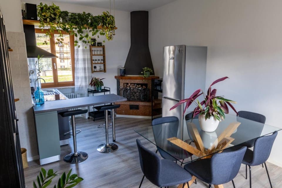 Kitchen or kitchenette, Seating area, Dining area