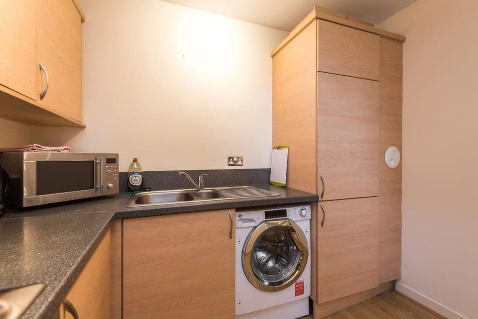 Kitchen or kitchenette, minibar, washing machine