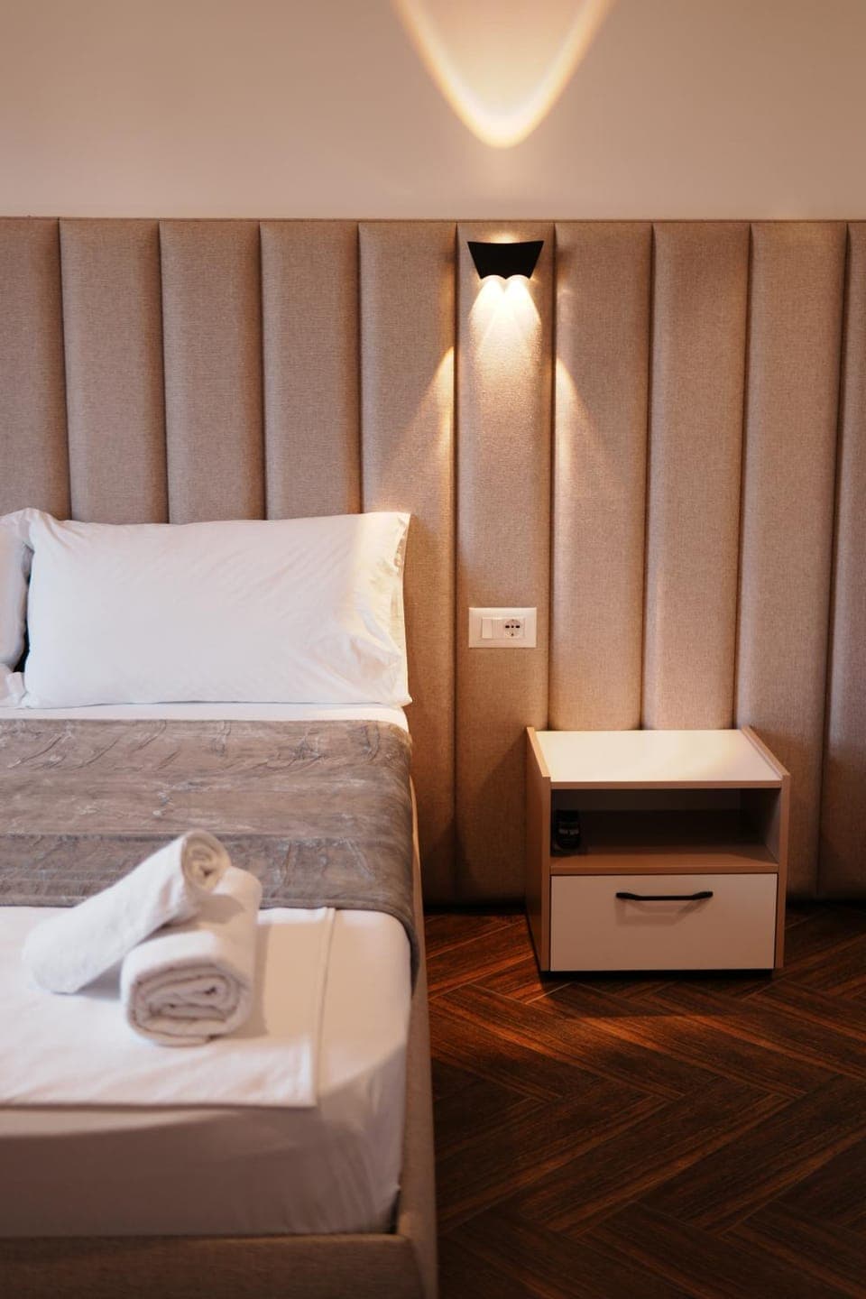 Bed, Bedroom, towels