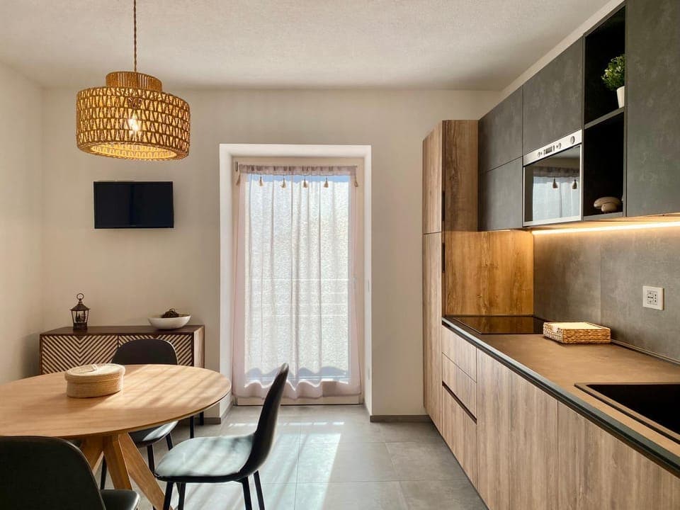 Kitchen or kitchenette, Dining area