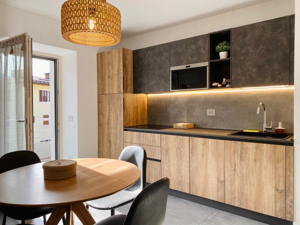 Kitchen or kitchenette, Dining area