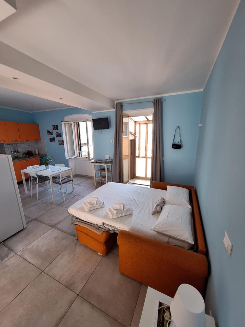 Bed, Kitchen or kitchenette, Living room