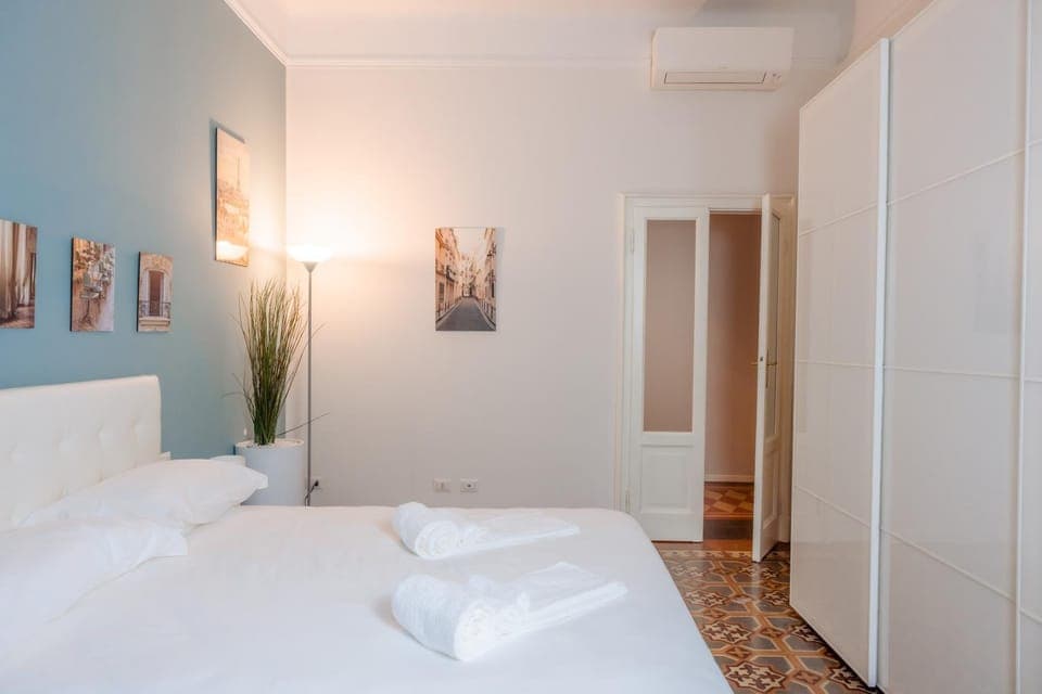 Bed, Bedroom, wardrobe, air conditioner