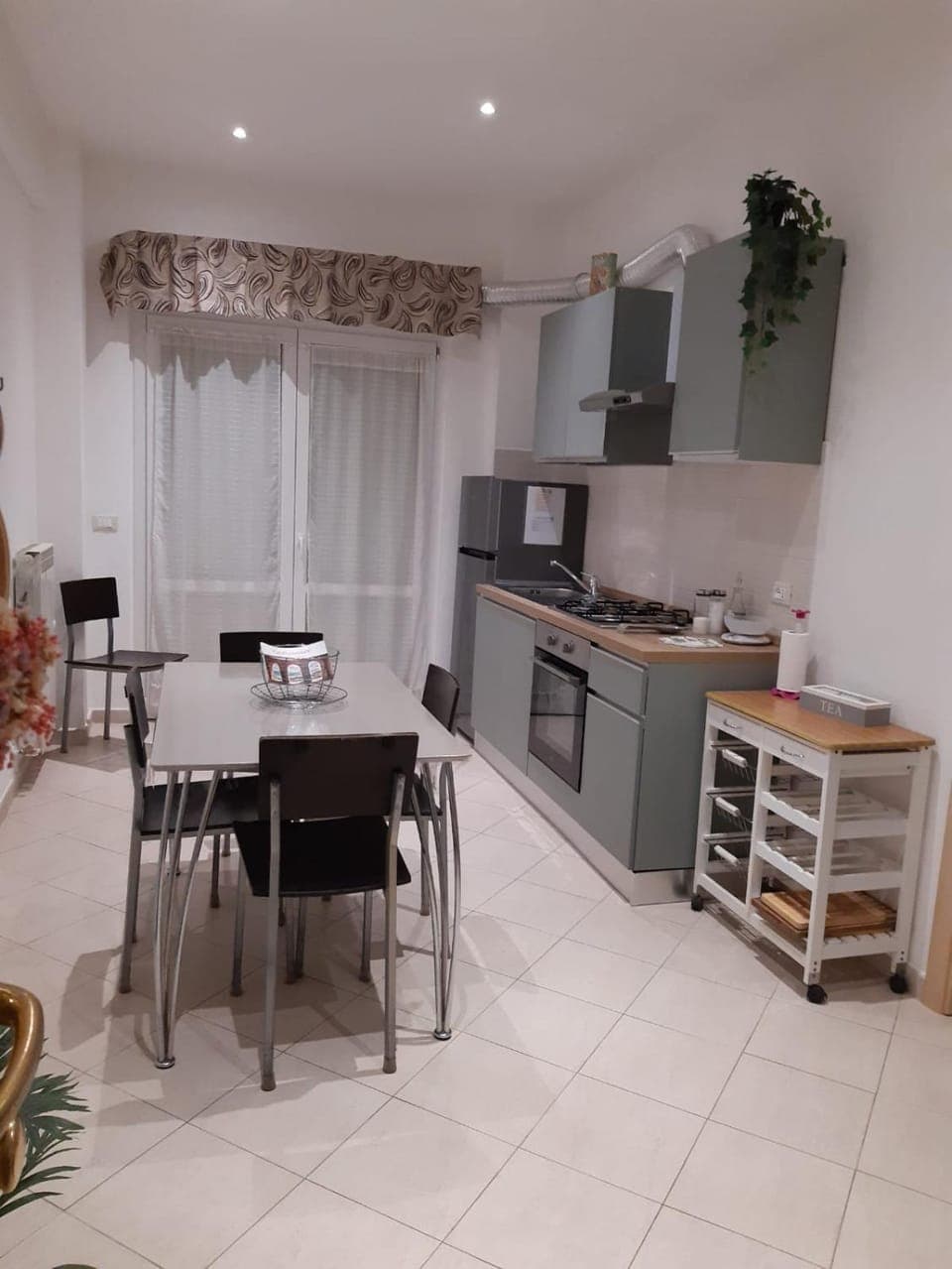 Kitchen or kitchenette, Dining area, oven, stove