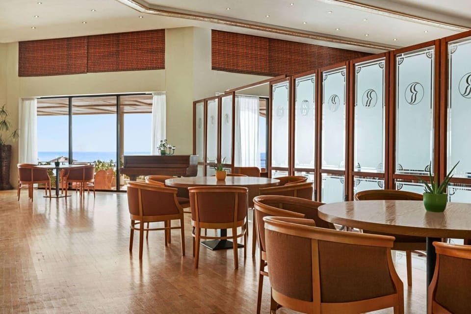 Restaurant/places to eat, Dining area, On site