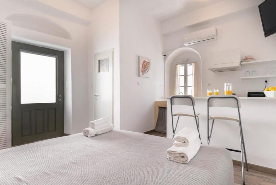 Facade/entrance, Bed, Photo of the whole room, Decorative detail, Seating area, Dining area, stove, towels, kitchen, air conditioner