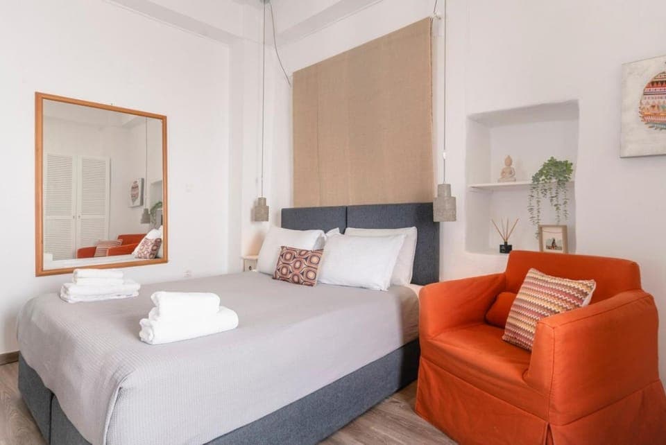 Bed, Photo of the whole room, Decorative detail, Seating area, Bedroom, towels