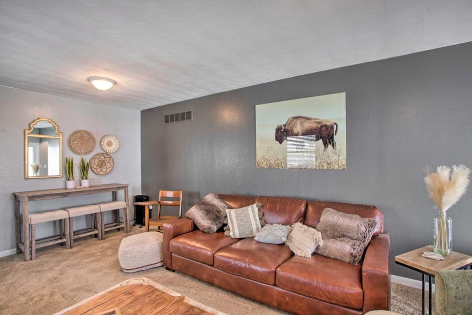 8 Mi to Lake Eerie & Dtwn Toledo! Peaceful Cottage House in Toledo