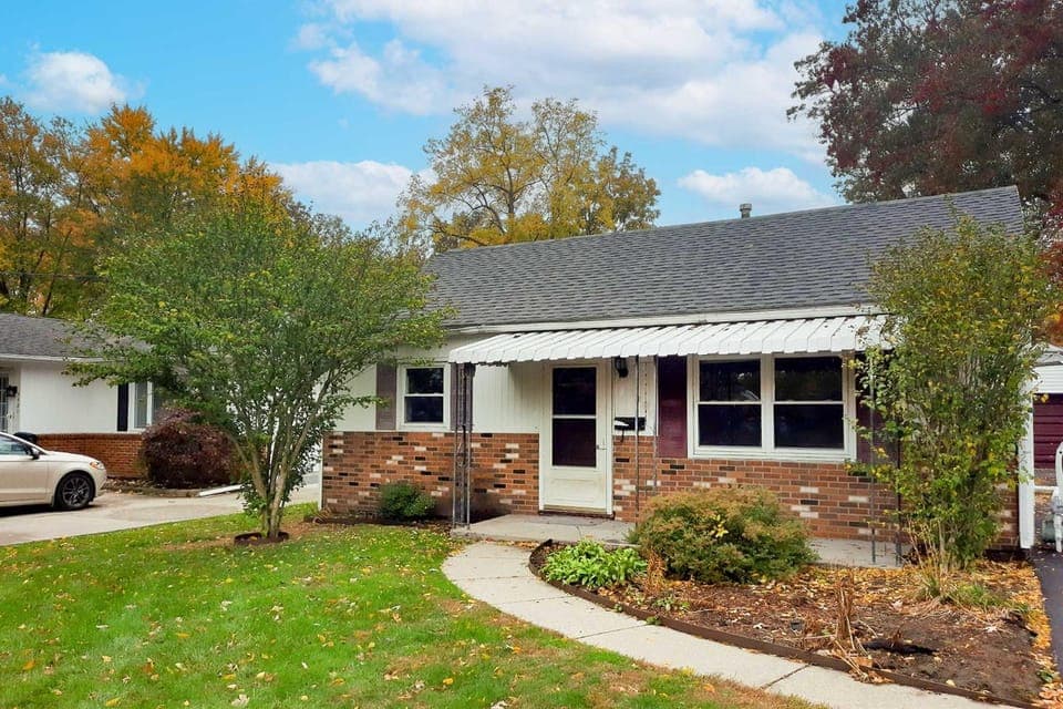 8 Mi to Lake Eerie & Dtwn Toledo! Peaceful Cottage House in Toledo