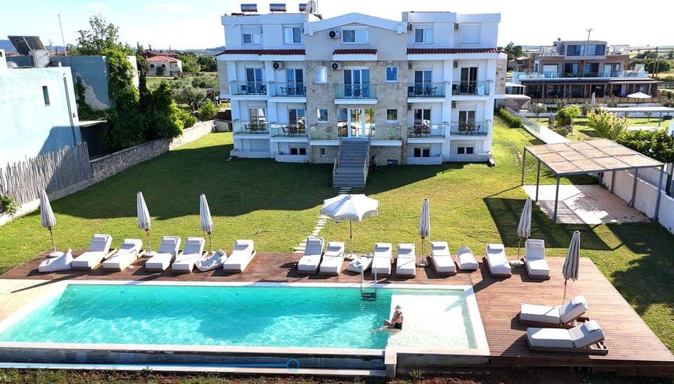 Property building, Patio, Day, Natural landscape, Garden view, Pool view, Swimming pool, sunbed