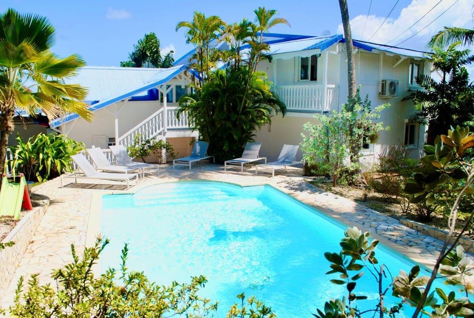 Property building, Swimming pool, sunbed