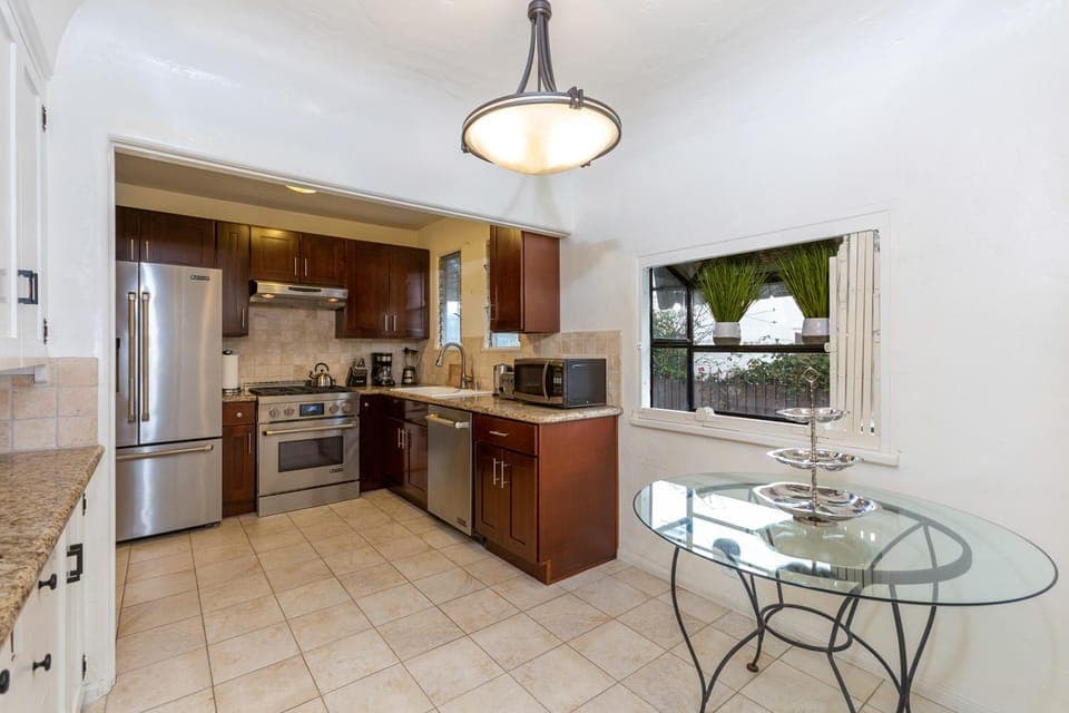 Coffee/tea facilities, Kitchen or kitchenette, dishwasher, stove, toaster