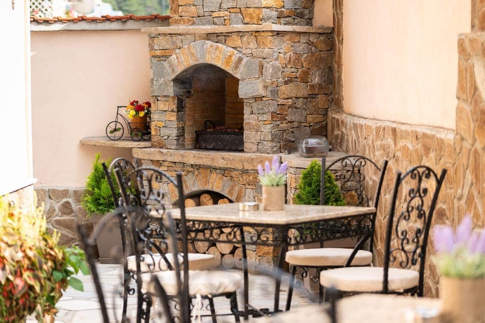 Patio, Day, BBQ facilities, Seating area, Dining area, flat iron