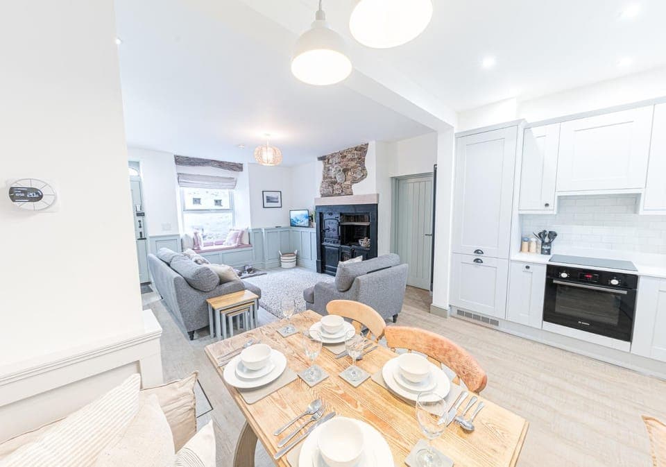 Kitchen or kitchenette, Dining area