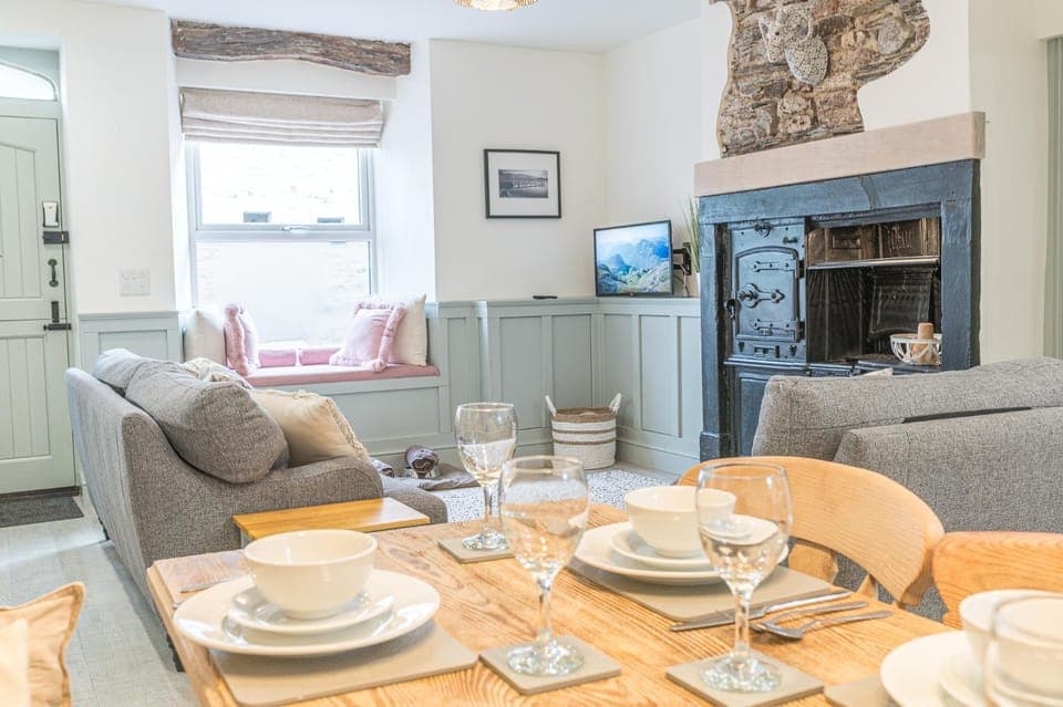 Living room, Seating area, Dining area