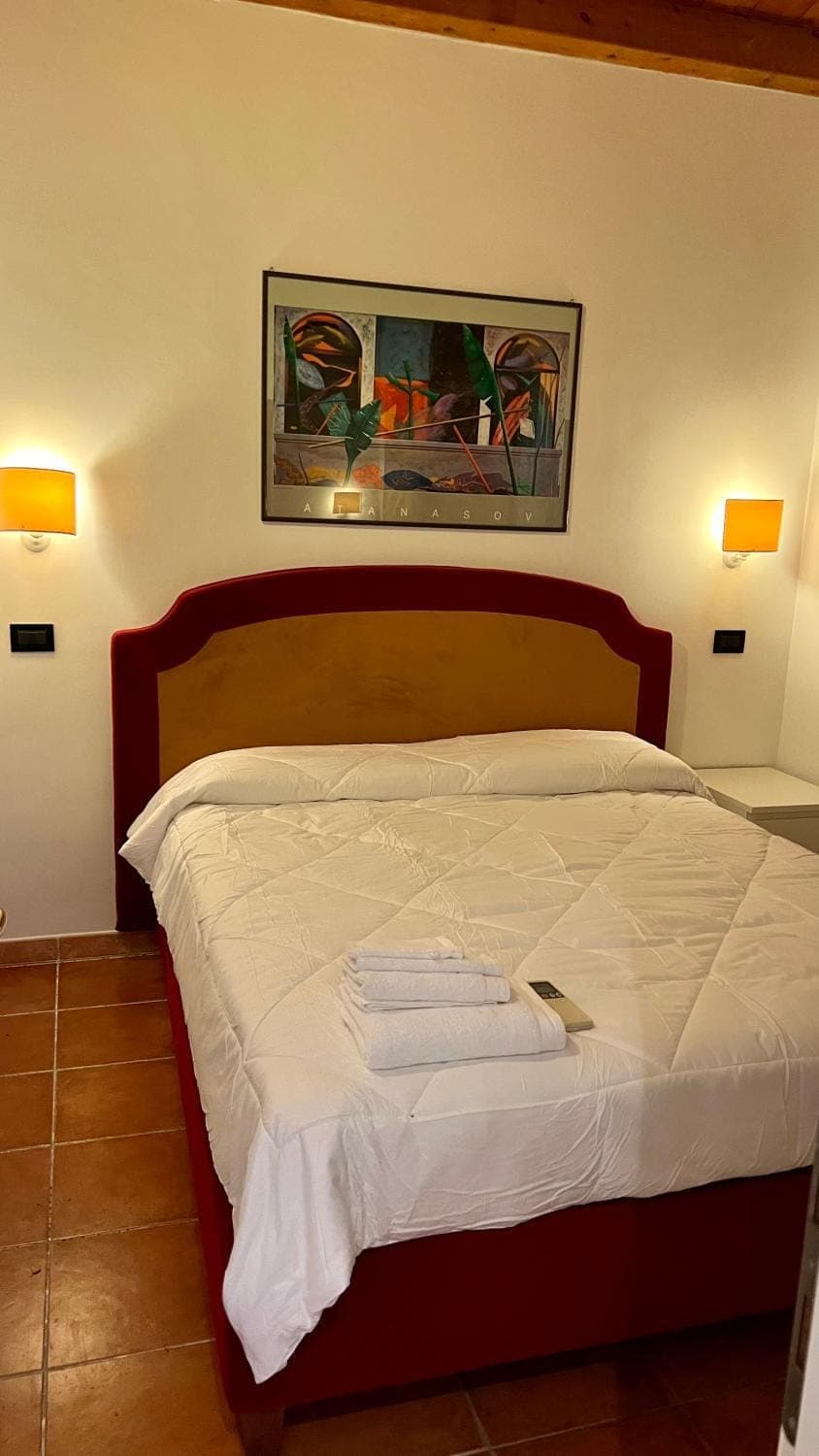 Bed, Bedroom, towels