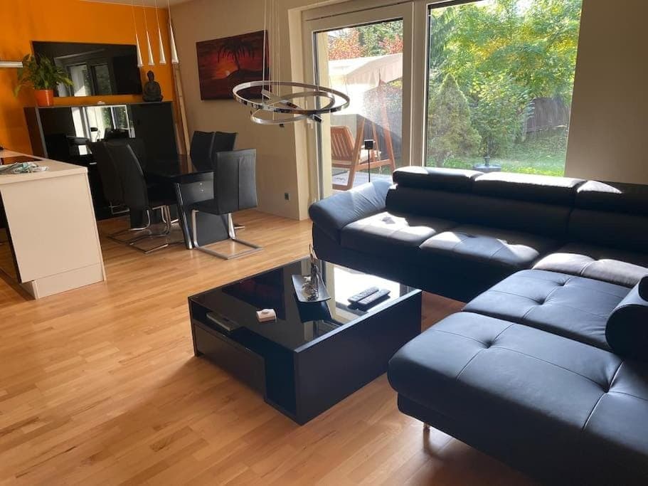 Communal lounge/ TV room, TV and multimedia, Kitchen or kitchenette, Living room, Seating area, Evening entertainment