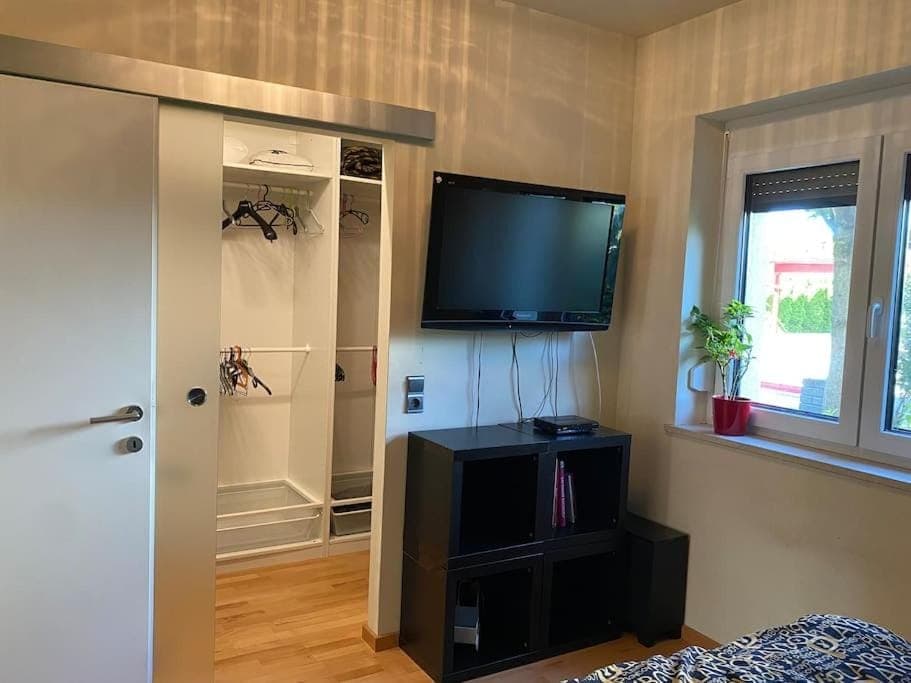 TV and multimedia, Photo of the whole room, Bedroom, wardrobe