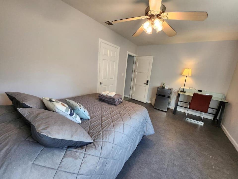 Bed, Photo of the whole room, Seating area, Bedroom, fireplace