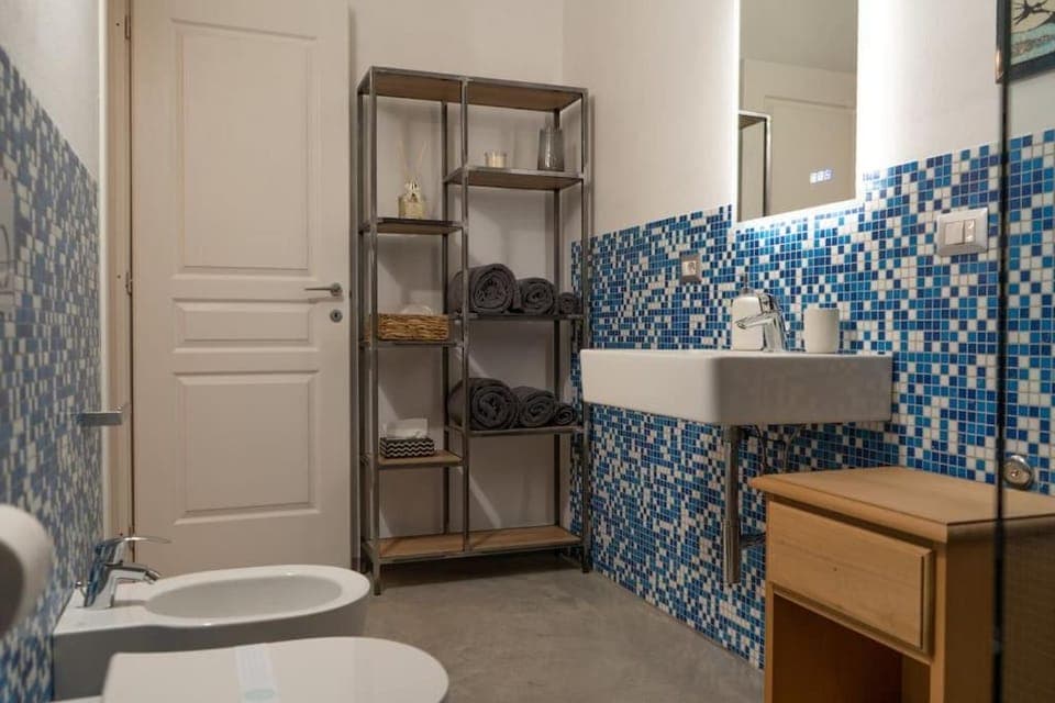 Shower, Toilet, Bathroom, towels