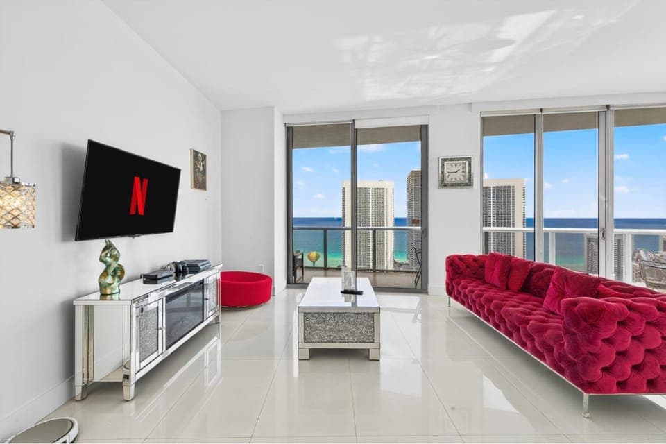 TV and multimedia, View (from property/room), Living room, City view, Sea view