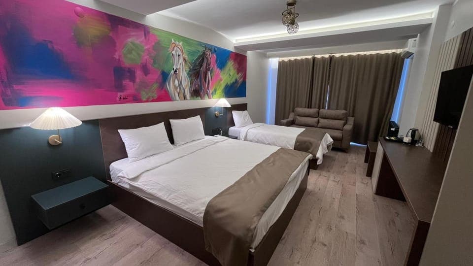 Bed, TV and multimedia, Living room, Photo of the whole room, Seating area, Bedroom