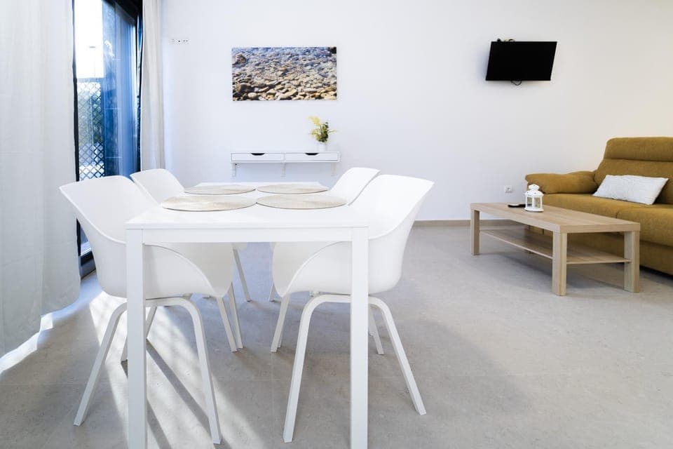 TV and multimedia, Living room, Seating area, Dining area