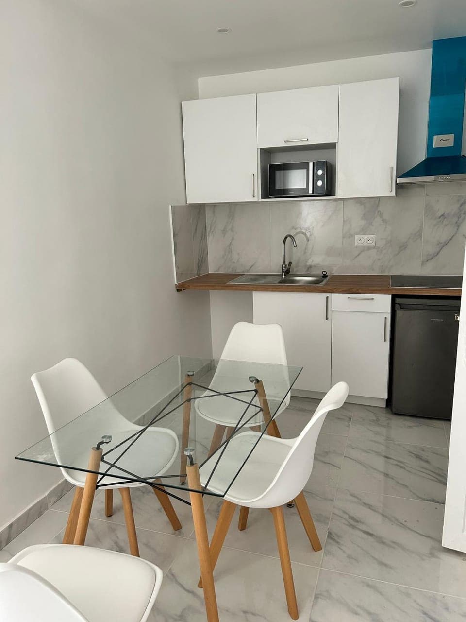 Kitchen or kitchenette, minibar, stove