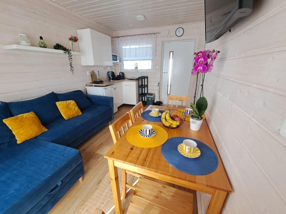 TV and multimedia, Kitchen or kitchenette, Living room, Food and drinks, Seating area, Dining area, Food, Drinks