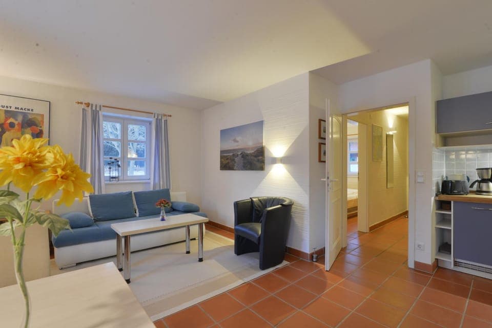 Kitchen or kitchenette, Living room, Seating area, Dining area, Bedroom