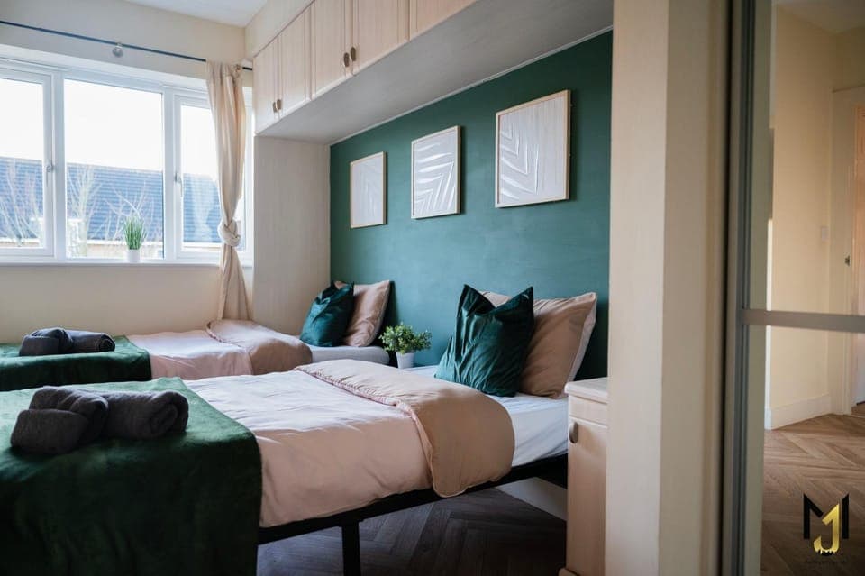 Bed, Photo of the whole room, Bedroom, towels