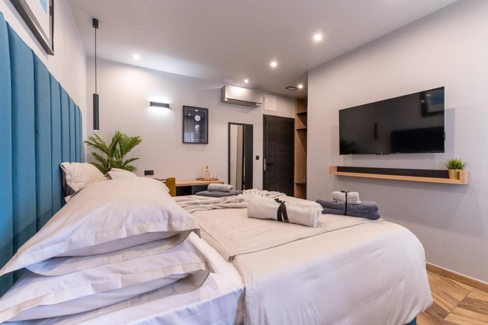 Bed, TV and multimedia, Photo of the whole room, Bedroom