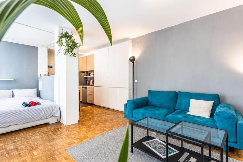 Bed, Living room, Photo of the whole room, Seating area