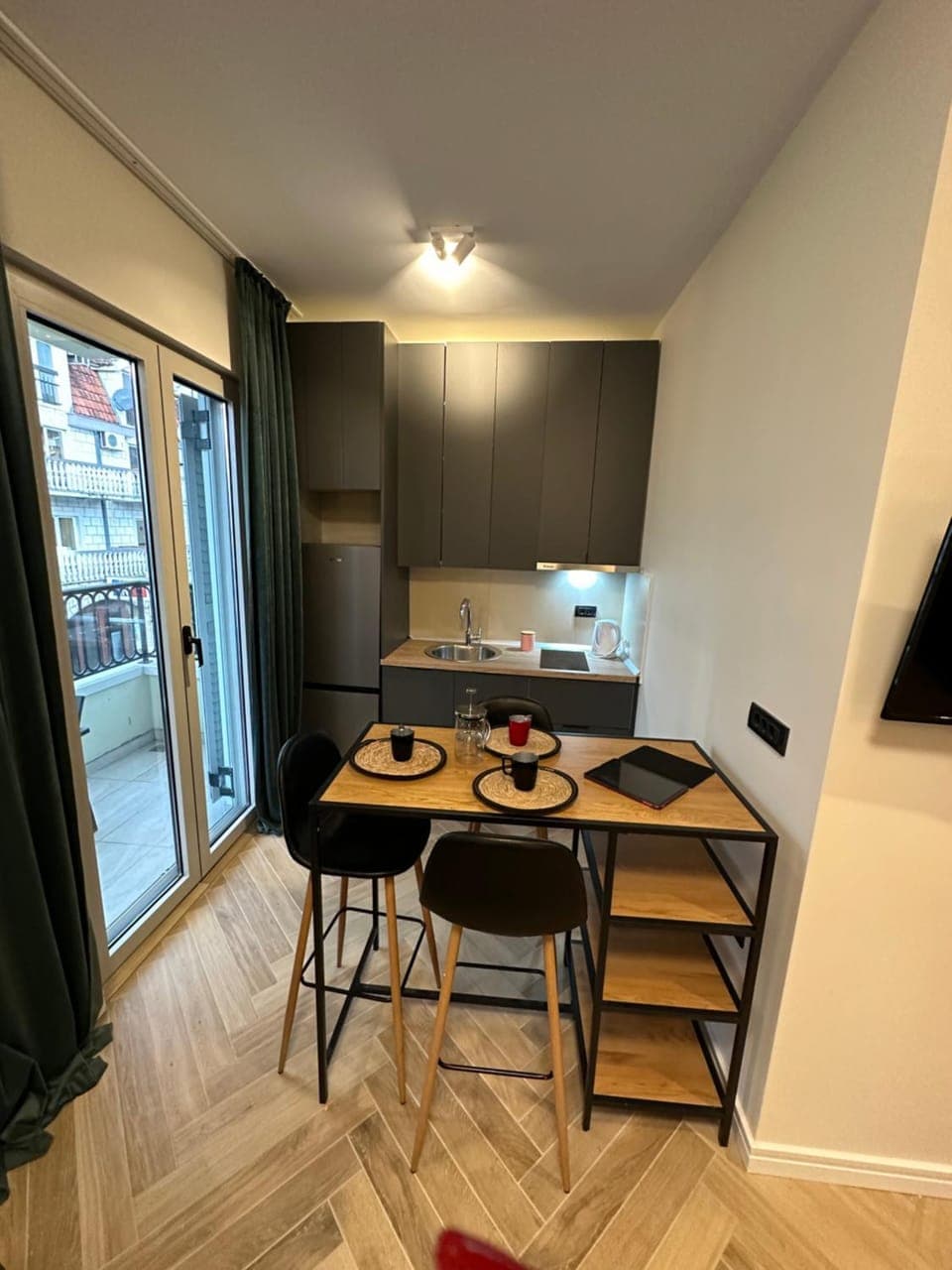 Kitchen or kitchenette, Dining area, stove