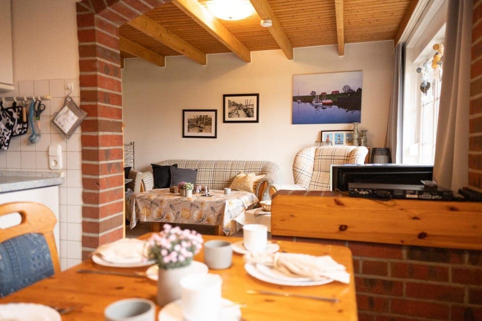 TV and multimedia, Living room, Seating area, Dining area