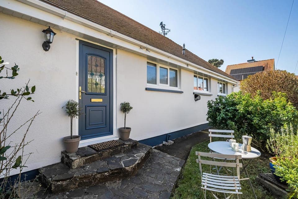 Property building, Patio, Facade/entrance, Garden