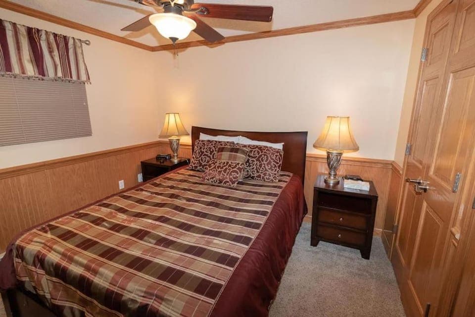 Bed, Photo of the whole room, Bedroom, fireplace, wardrobe