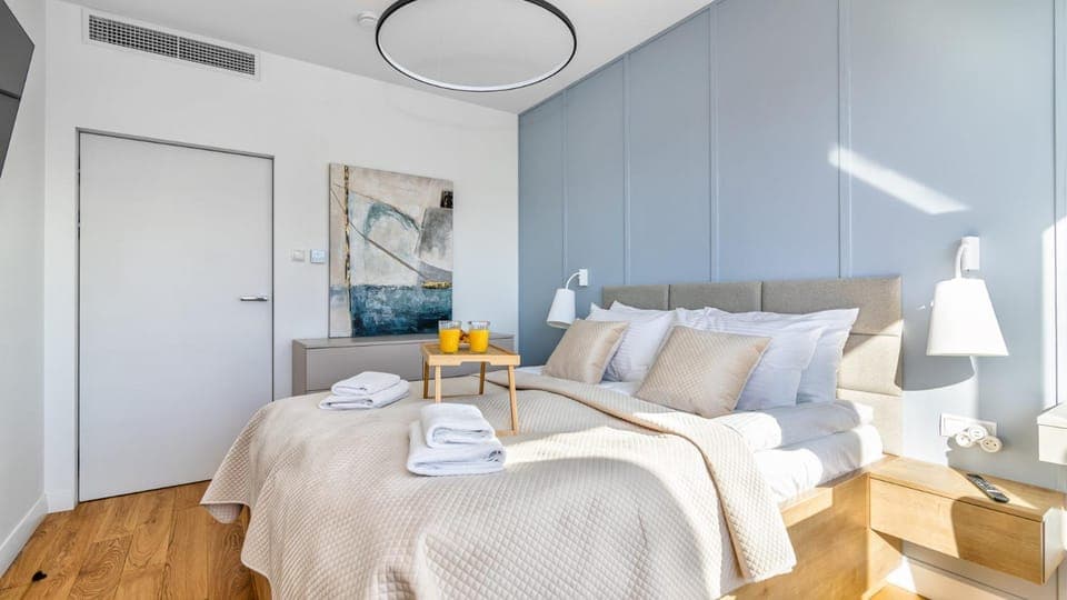 Bed, Photo of the whole room, Bedroom, towels