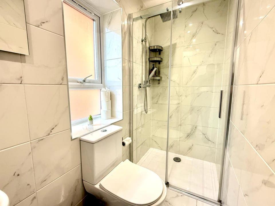 Shower, Toilet, Bathroom, towels