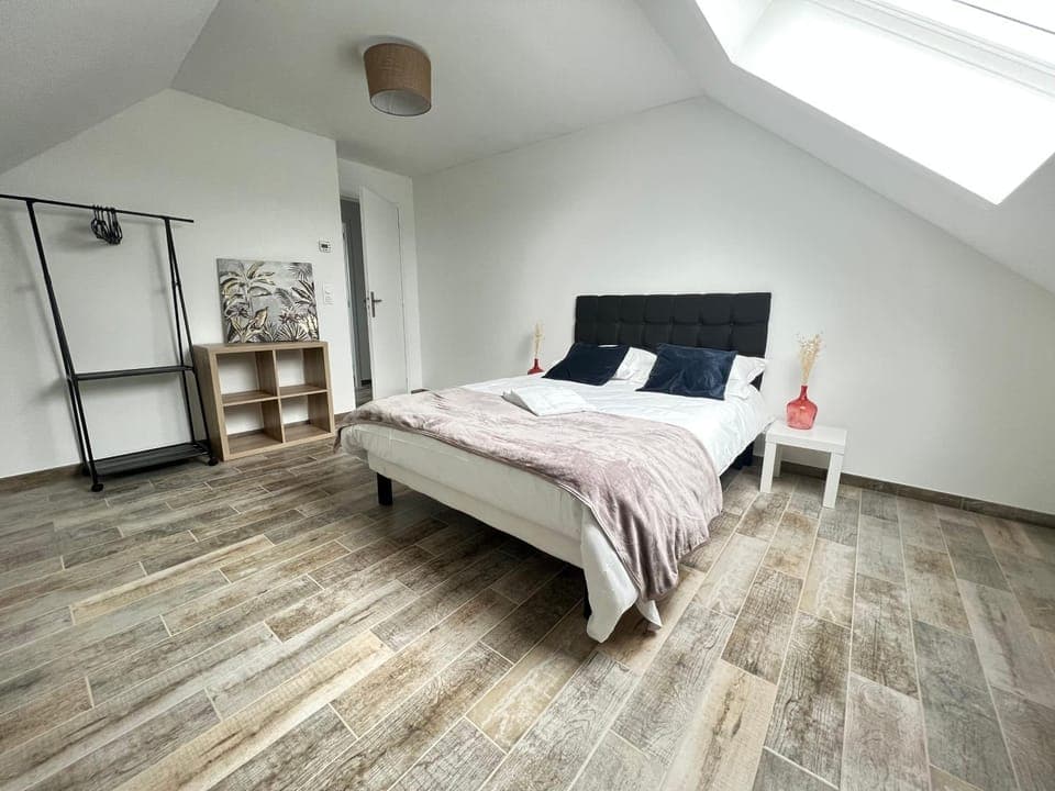 Bed, Photo of the whole room, Bedroom, towels