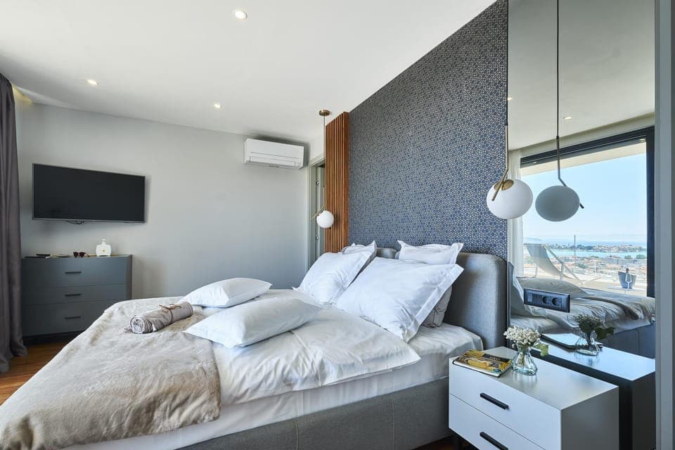 Bed, TV and multimedia, Photo of the whole room, Bedroom, hair dresser, towels, air conditioner